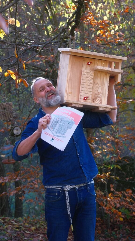 Foto della casetta per lo scoiattolo rosso, specie autoctona minacciata dagli scoiattoli grigi, realizzata con la guida gratuita La Stria. Progetto sostenibile e sicuro per il piccolo mammifero.