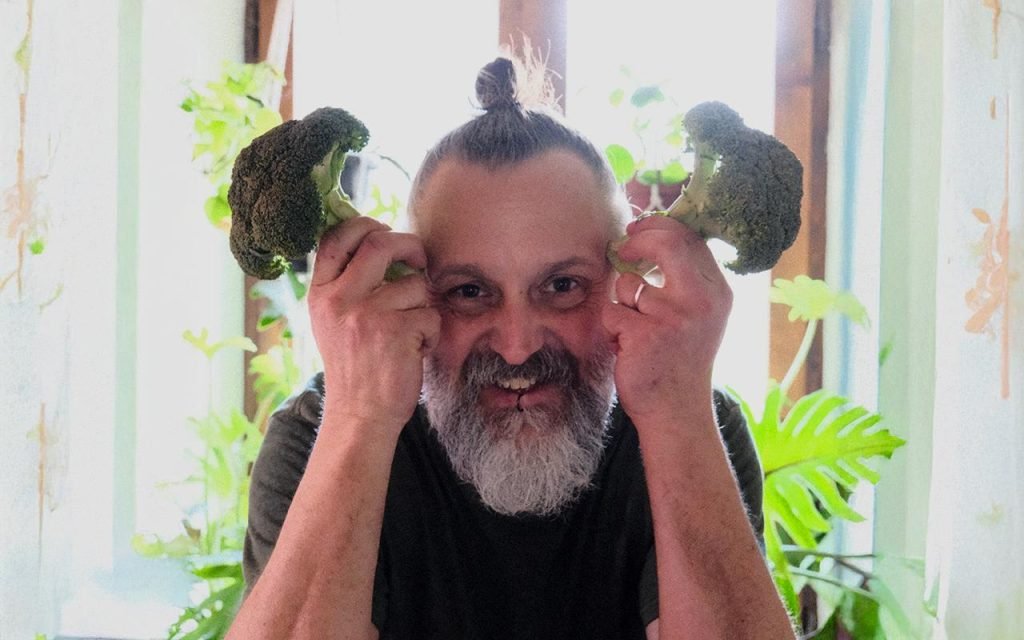 Ingredienti freschi e naturali su un tagliere di legno, simbolo di un'alimentazione sana e sostenibile