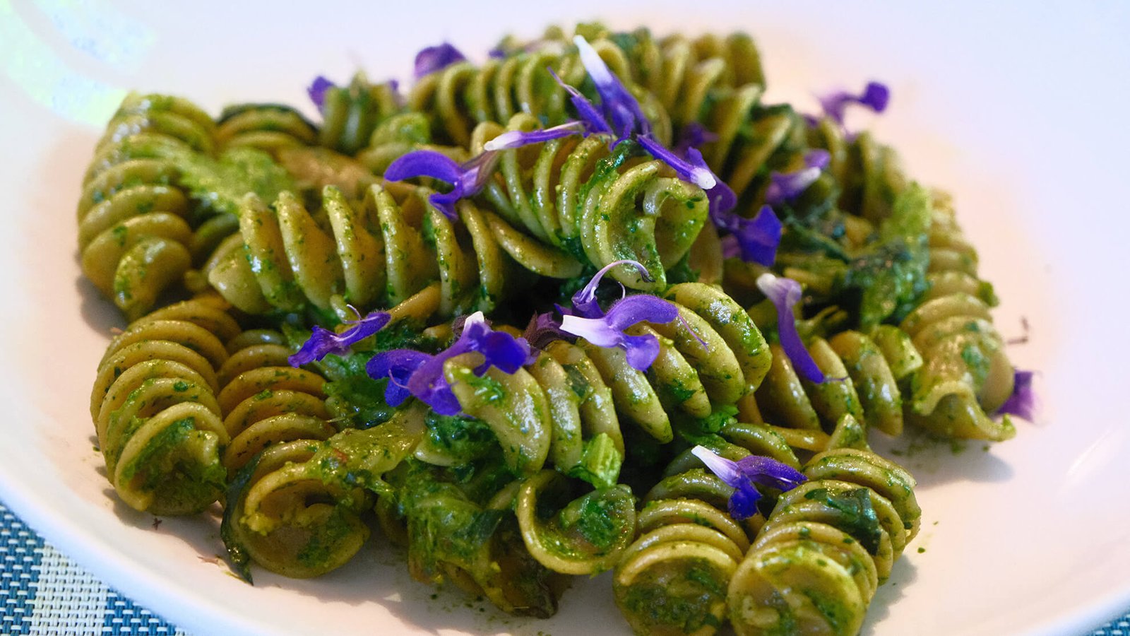 Piatto di fusilli integrali con pesto di silene, ricetta vegana semplice e naturale de La Stria