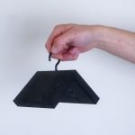 Mangiatoia per uccelli in legno nero, ideale per nutrire pettirossi e cinciallegre.