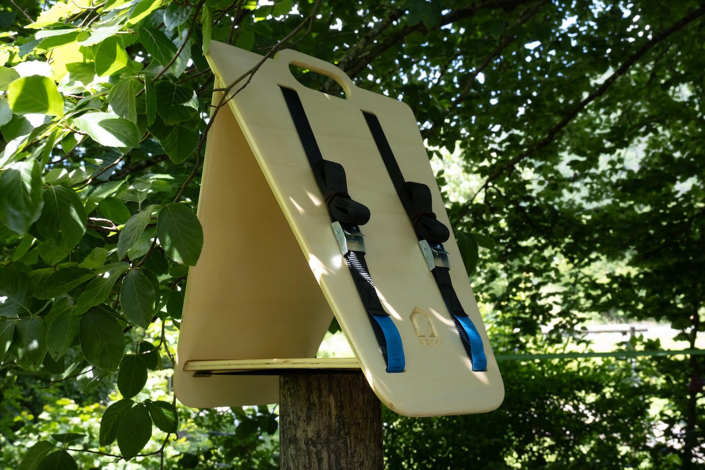 Mangiatoia per uccelli realizzata in legno sostenibile, ideale per giardini eco-friendly.