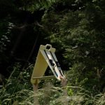 Mangiatoia ecologica per uccelli, realizzata in legno e rifinita con oli naturali.