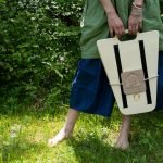 Mangiatoia per uccelli lavorata artigianalmente in legno di betulla, senza minuteria metallica.