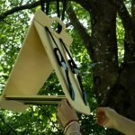 Mangiatoia triangolare in legno di betulla certificato, resistente e sicura per gli uccelli.