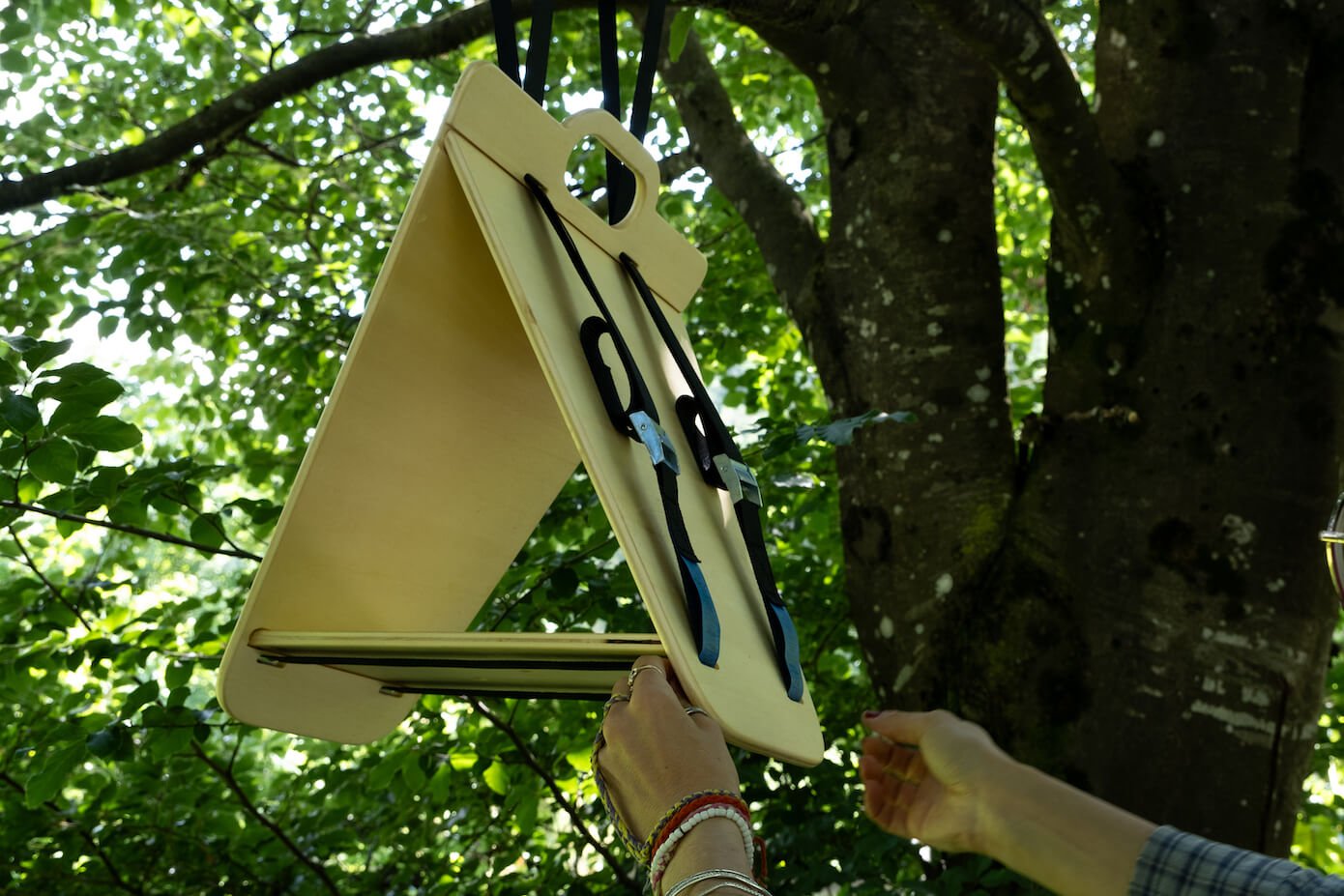 Mangiatoia triangolare in legno di betulla certificato, resistente e sicura per gli uccelli.