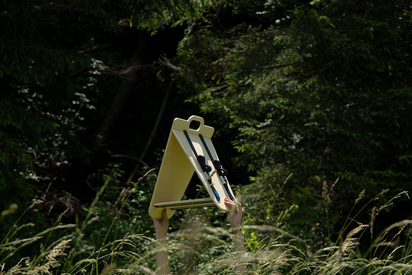 Mangiatoia ecologica per uccelli, realizzata in legno e rifinita con oli naturali.