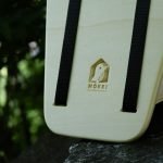 Mangiatoia sostenibile per uccelli con un design essenziale e materiali eco-friendly.