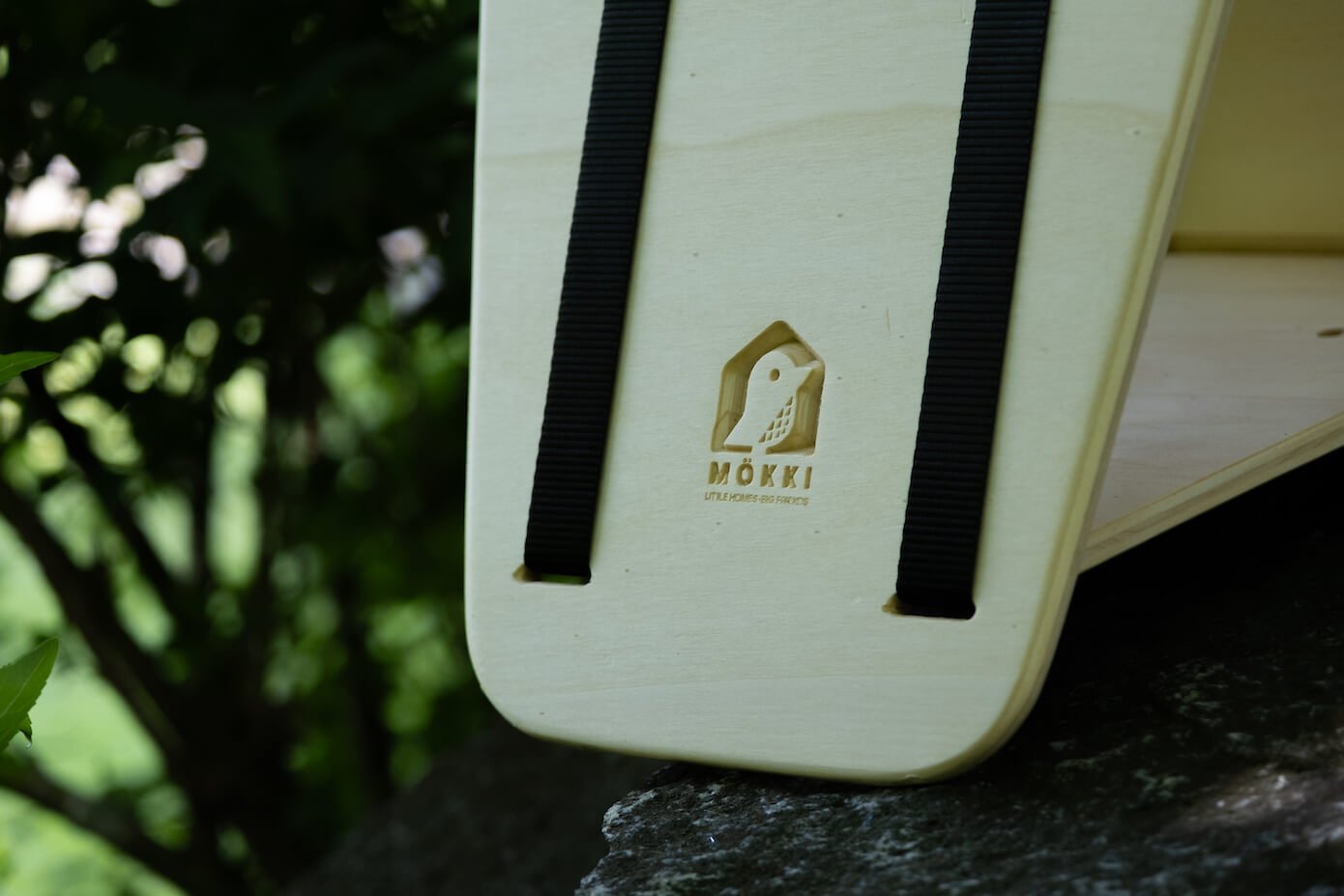 Mangiatoia sostenibile per uccelli con un design essenziale e materiali eco-friendly.