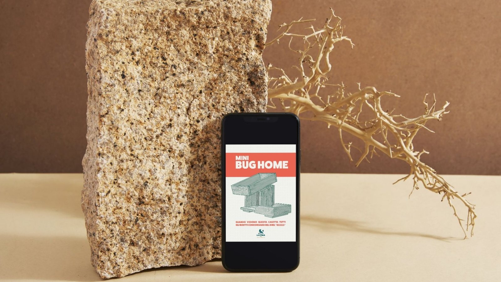 Copertina della guida Mini Bug Home con illustrazione del bug hotel realizzato da pallet riciclati – La Stria Rebel Farming