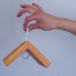 Mangiatoia in legno certificato, ideale per alimentare gli uccelli in modo ecologico.