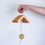 Mangiatoia in legno massello per uccelli selvatici, perfetta per il giardino.