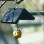 Mangiatoia nera per uccelli con struttura essenziale e funzionale.