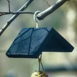 Elegante mangiatoia nera per uccelli selvatici, perfetta per giardini moderni.