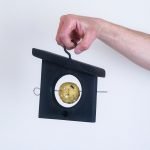 Mangiatoia per palle di semi in legno nero, perfetta per giardini e balconi moderni.