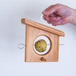Mangiatoia in legno per palle di semi, perfetta per nutrire gli uccelli selvatici in giardino.