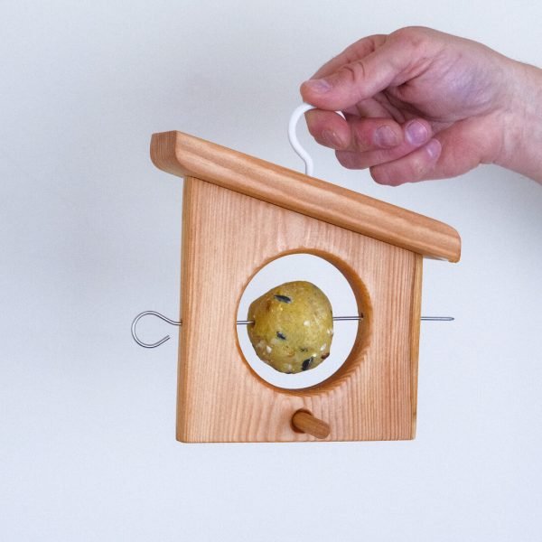Mangiatoia in legno per palle di semi, perfetta per nutrire gli uccelli selvatici in giardino.