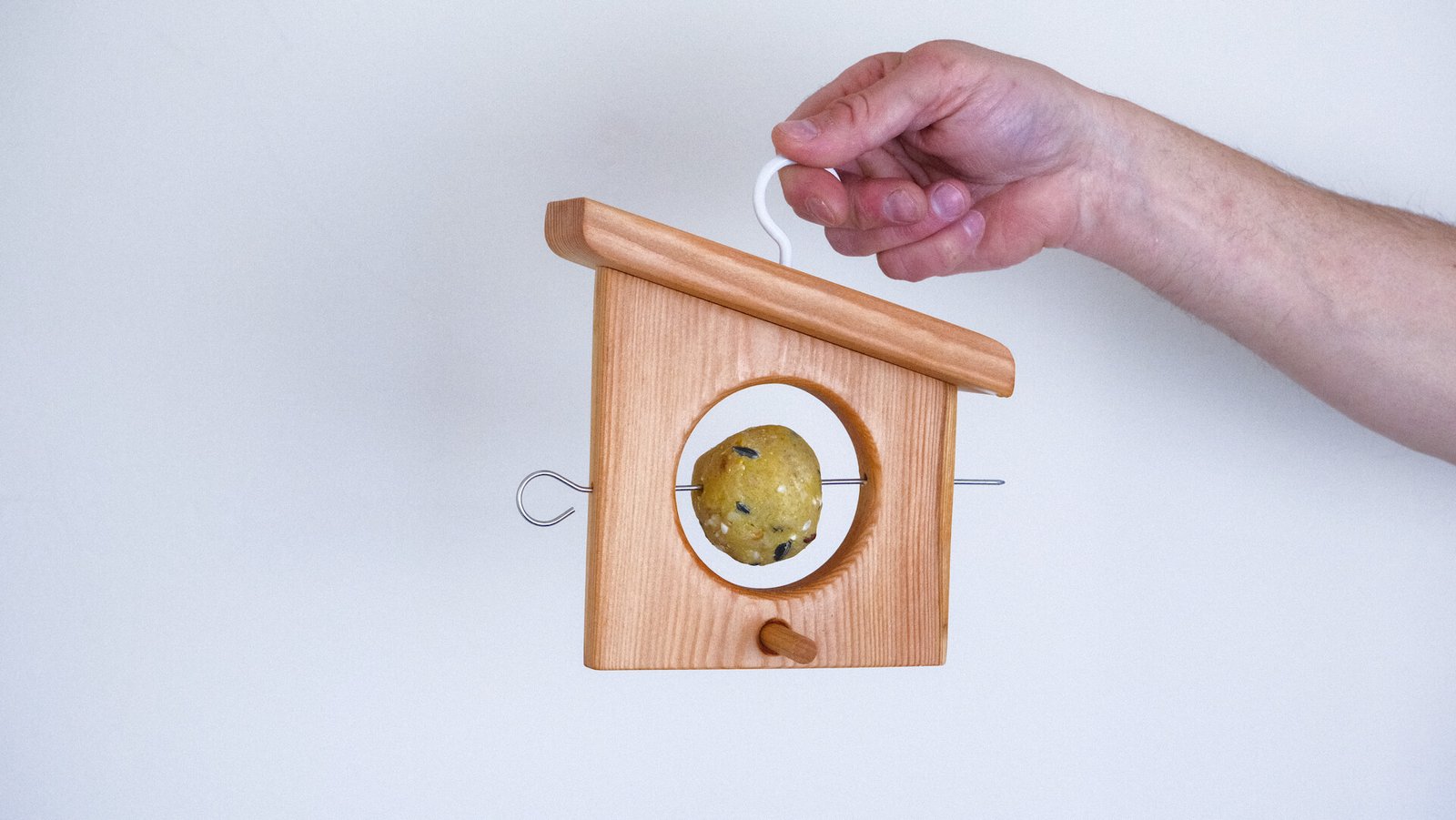 Mangiatoia in legno per palle di semi, perfetta per nutrire gli uccelli selvatici in giardino.