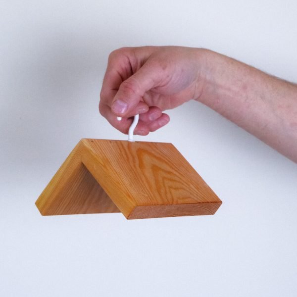 Mangiatoia MÖKKI riempita per semi e palle di grasso con ganci per uccelli.