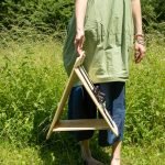 Mangiatoia in legno sostenibile MÖKKI per nutrire gli uccelli selvatici con stile e rispetto per la natura.