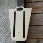 Mangiatoia per uccelli MÖKKI dal design triangolare in legno, perfetta per giardini e terrazzi.