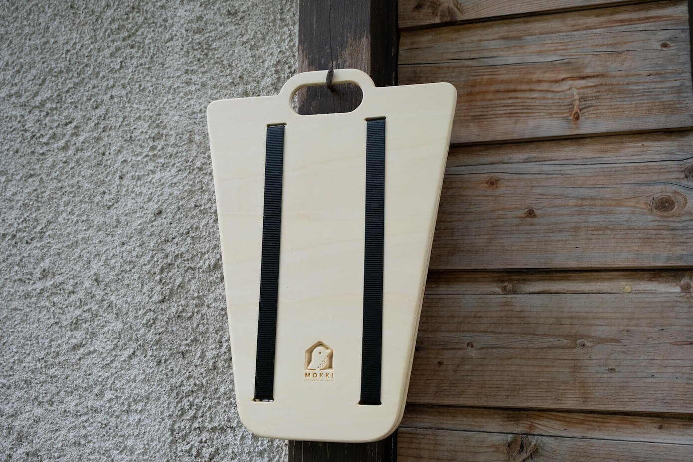 Mangiatoia per uccelli MÖKKI dal design triangolare in legno, perfetta per giardini e terrazzi.