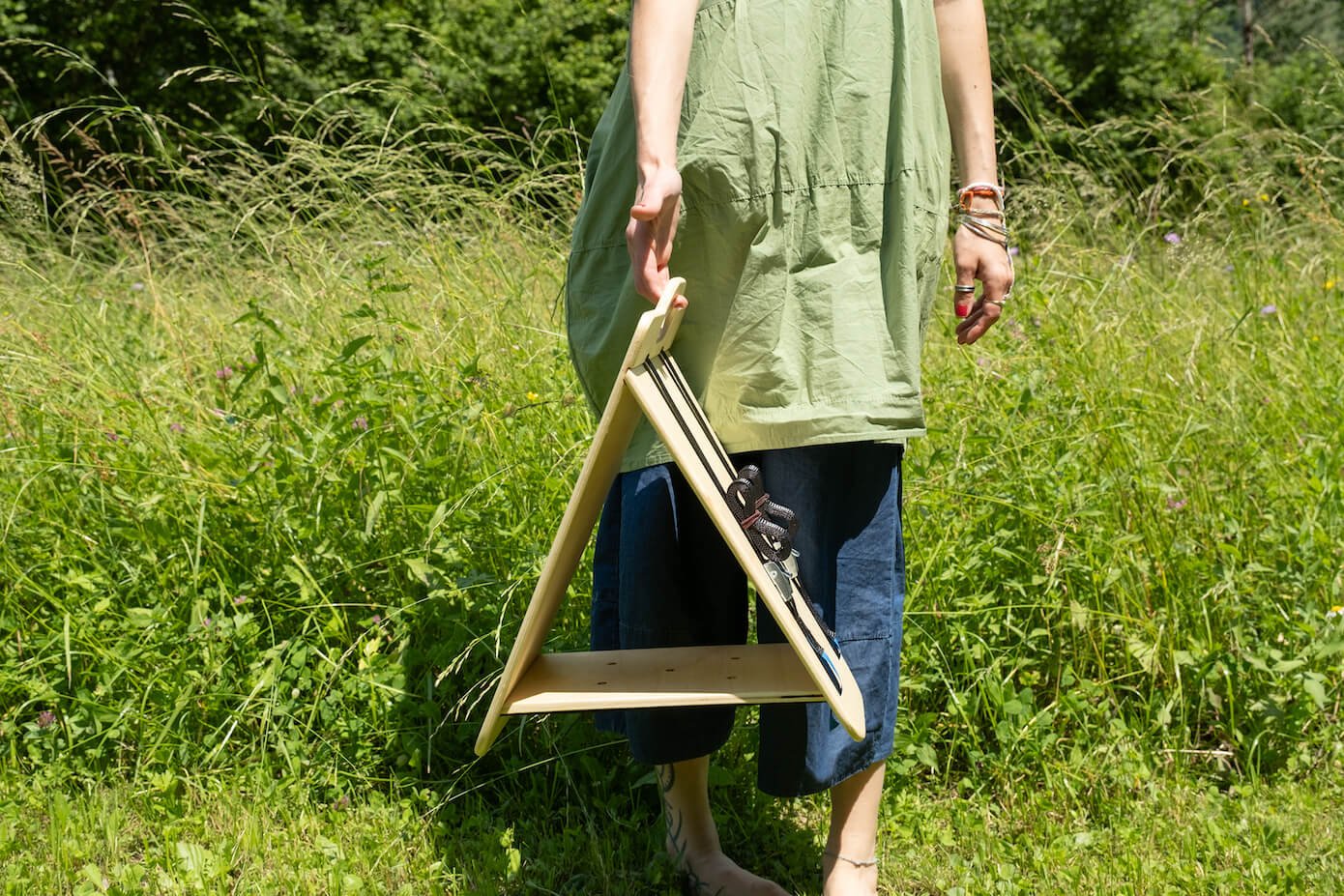 Mangiatoia in legno sostenibile MÖKKI per nutrire gli uccelli selvatici con stile e rispetto per la natura.