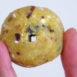 Dettaglio della palla di grasso MÖKKI - Mangime complementare per uccelli selvatici - Biologico e Artigianale